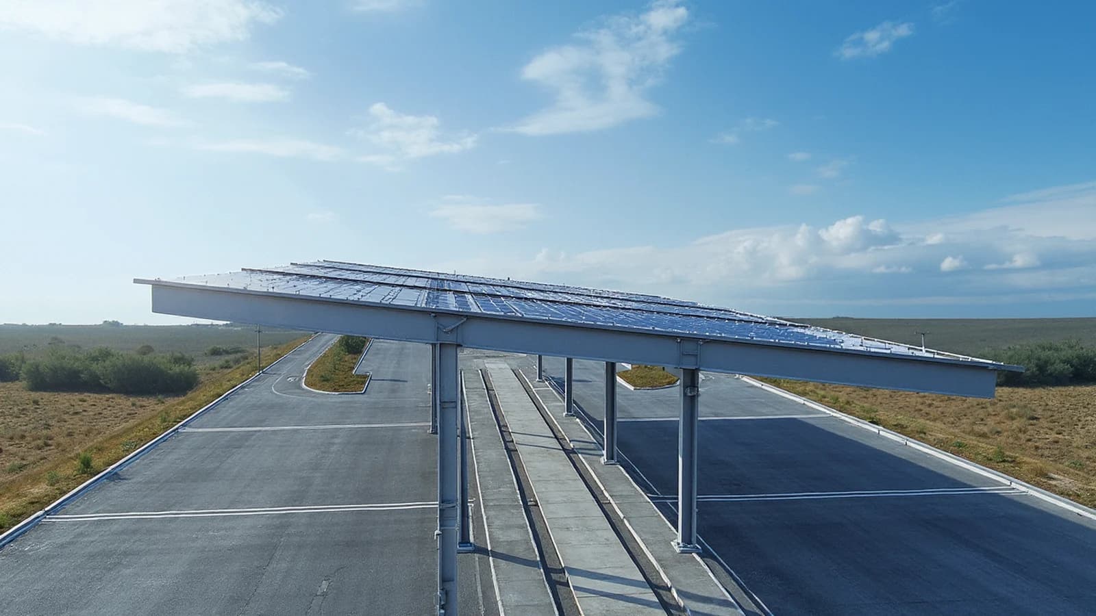 Strix Snow – einreihiger Solar-Carport mit Mono-Pitch-Dach auf zwei Pfostenreihen