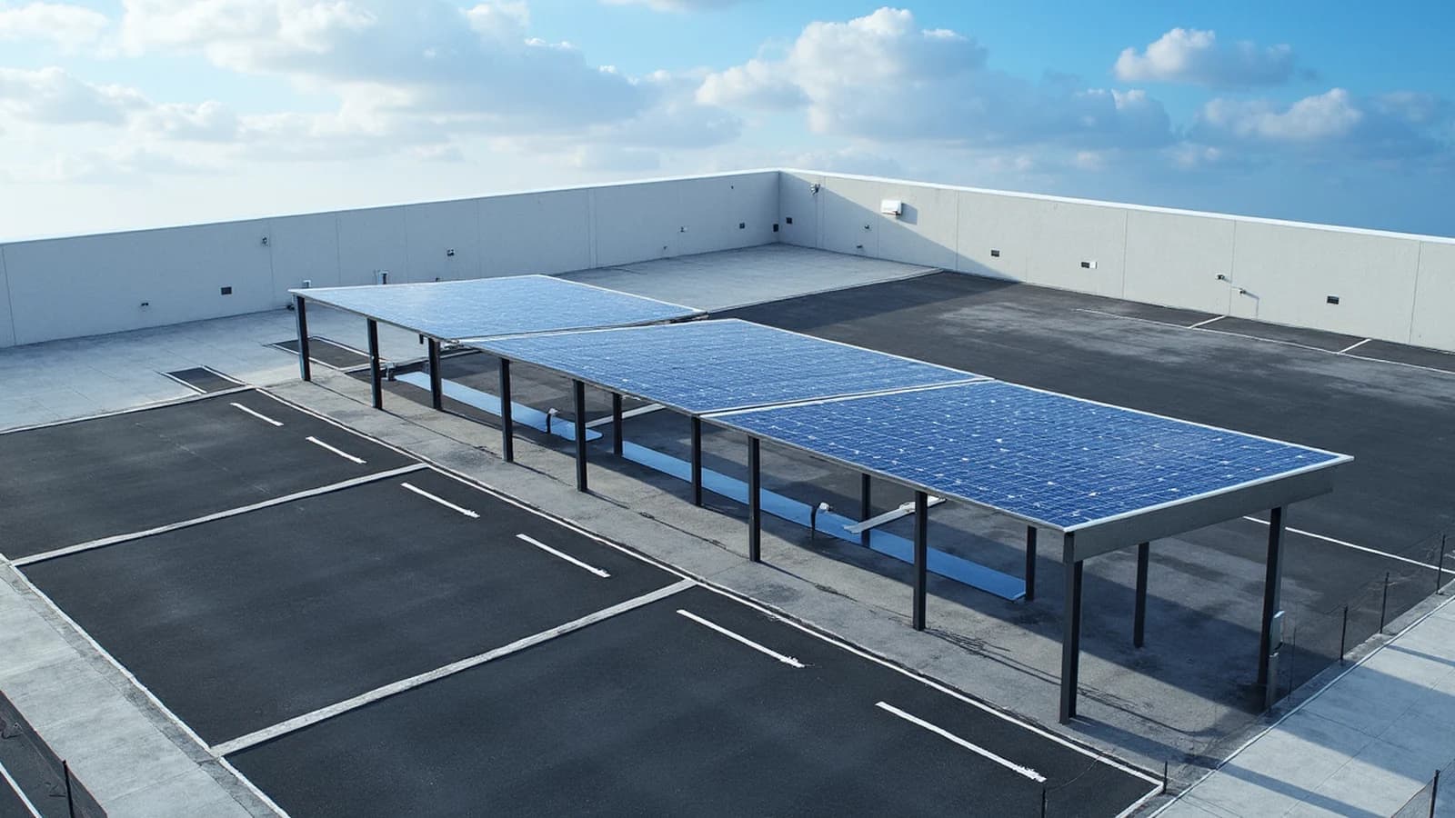 Strix Snow Solar-Carport mit sechs Stellplätzen in Stahl-Leichtbau-Konstruktion auf Gewerbeparkplatz